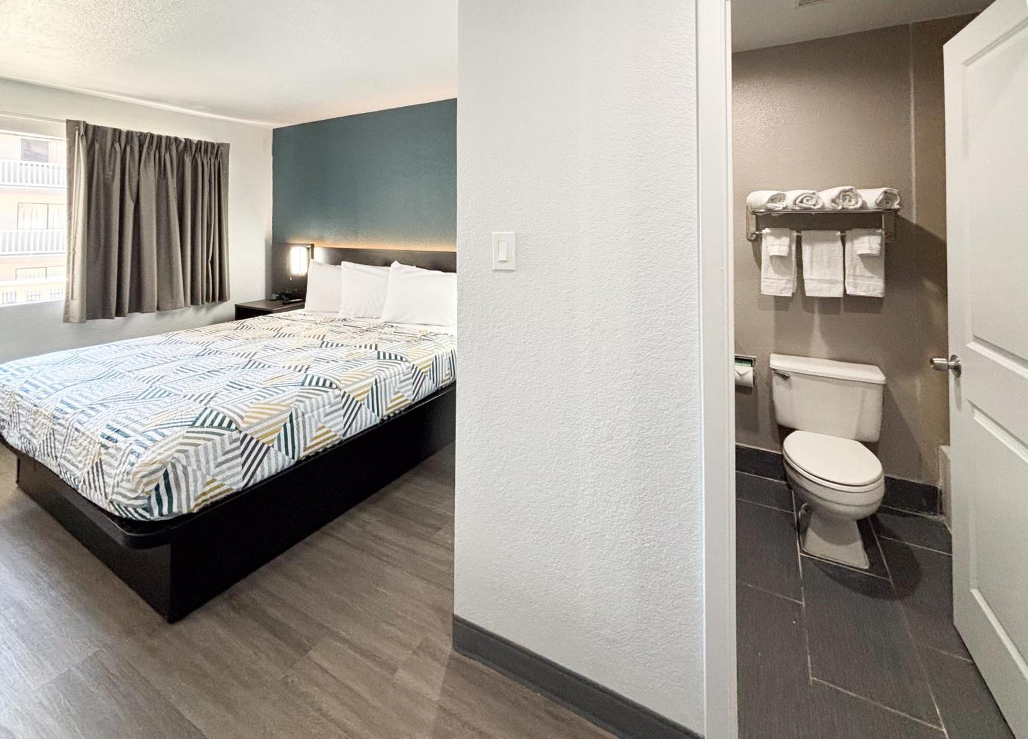 King Room with Roll-in Shower - Disability Access - smoking